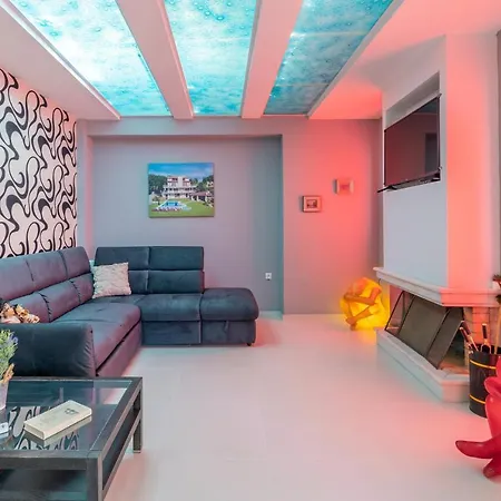 Luxury With Fireplace Near Center הרקליון