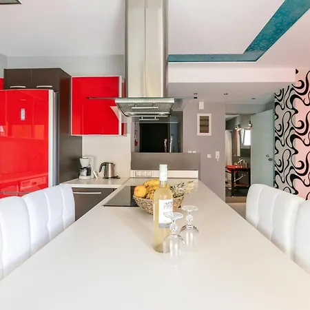 Luxury With Fireplace Near Center הרקליון