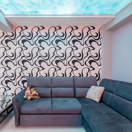 Luxury With Fireplace Near Center דירה