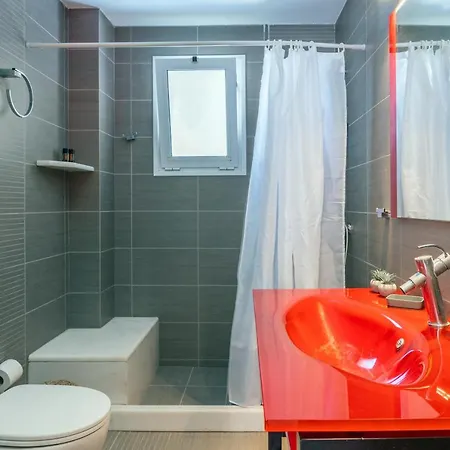 Luxury With Fireplace Near Center דירה